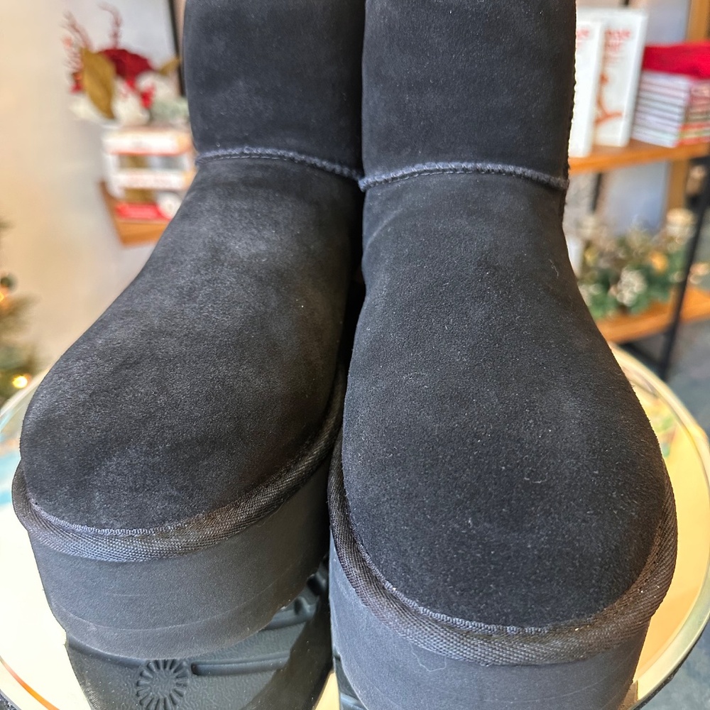 UGGS - Picture 3 of 9